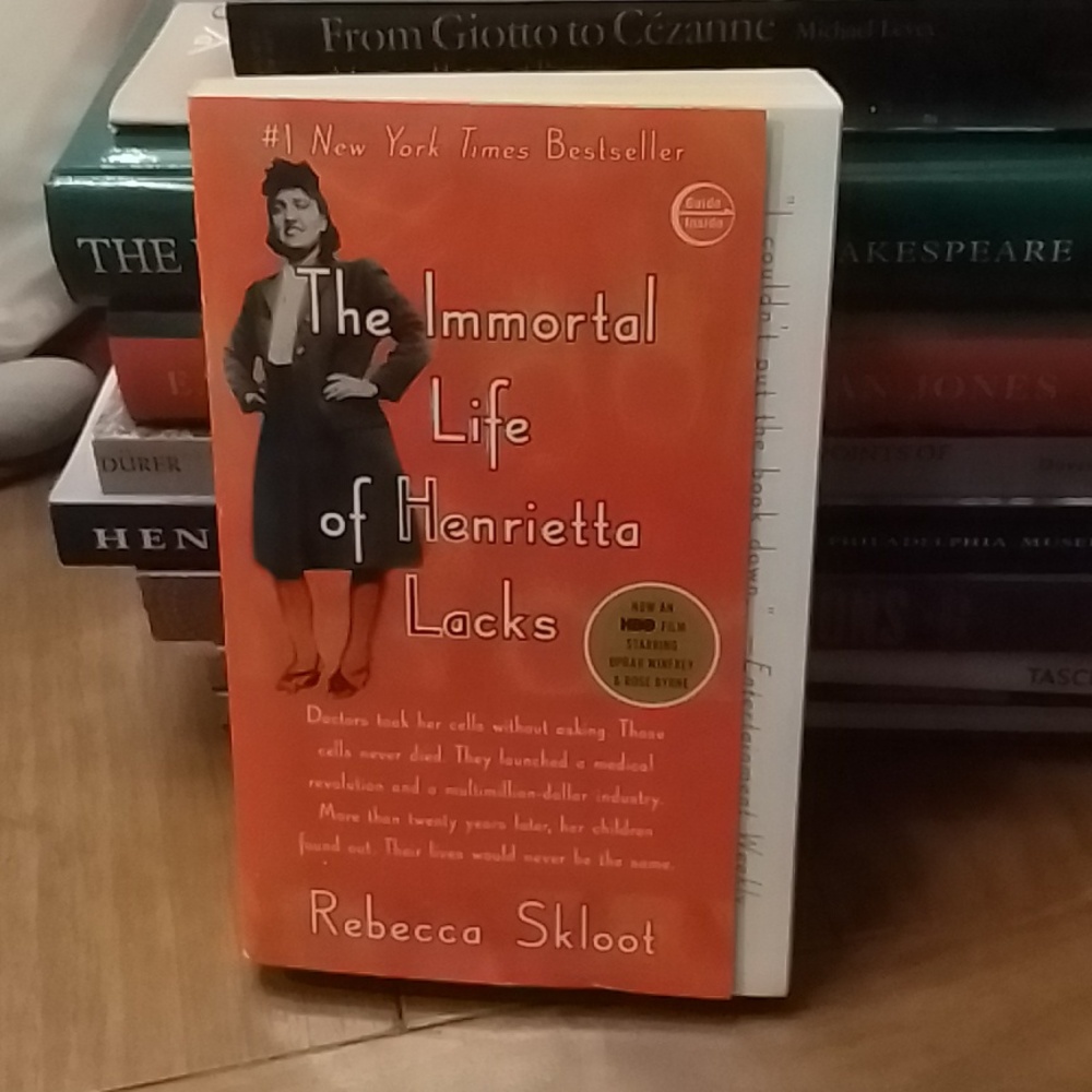 The Immortal Life of Henrietta Lacks, by Rebecca Skloot- 2011 edition book